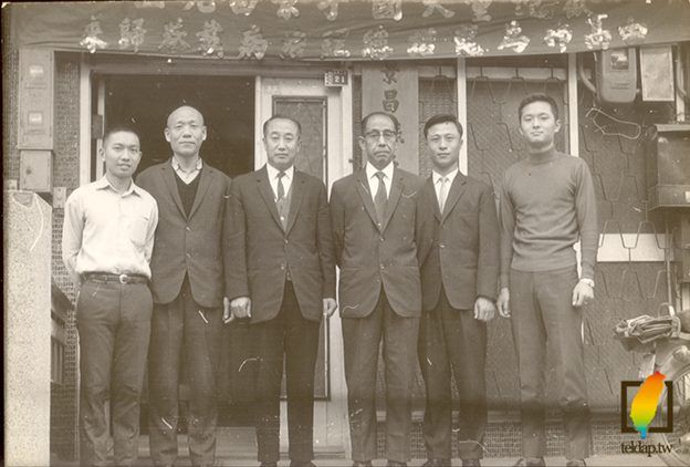 Image 2 — devant le cabinet de Maître Tung, après son retour à Taipei.