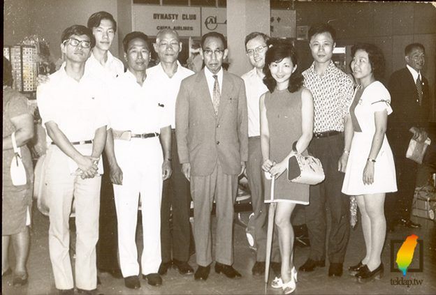 Image 5 — les disciples et les amis de Maître Tung à l’aéroport, le 22 juin 1973, lors de son cinquième départ.