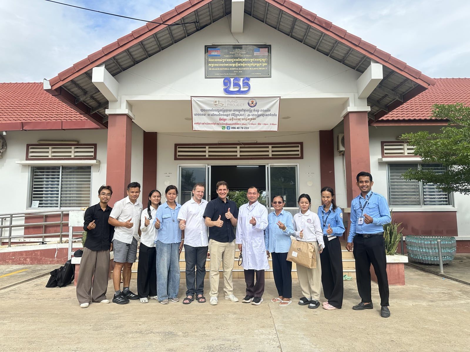 Nicolas Berger avec l’équipe de l’hôpital de référence de Krakor, au Cambodge, en 2026.