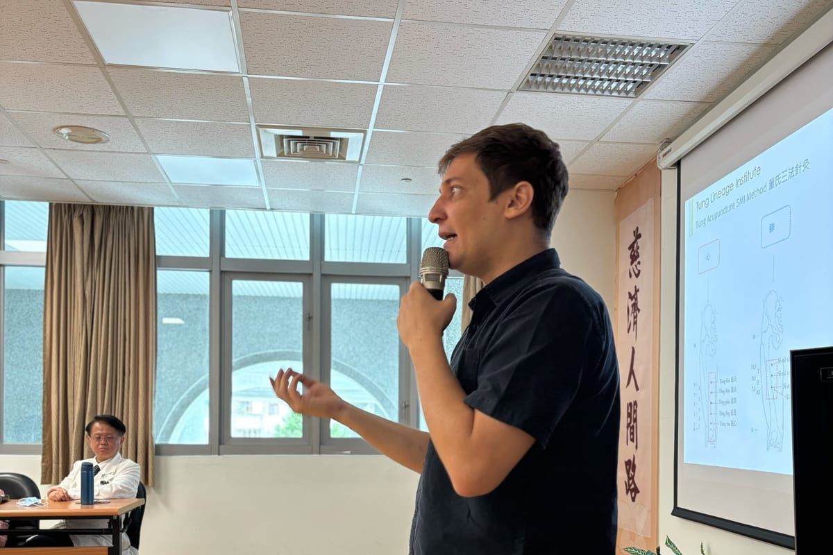 Nicolas Berger presenting the SMI Method in Chinese at Taipei Tzu Chi Hospital.