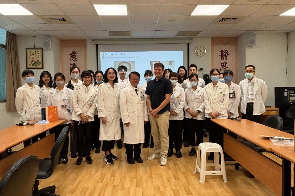 Nicolas Berger with the physicians and interns of Taipei Tzu Chi Hospital after the lecture on the SMI Method.