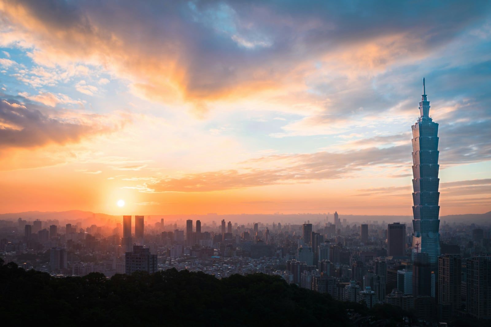 Taipei au coucher du soleil, dominée par la tour Taipei 101.